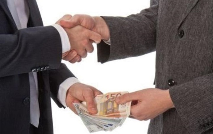 Έρευνα: 9 στους 10 Ελληνες πιστεύουν ότι παραμένει ανεξέλεγκτη η διαφθορά
