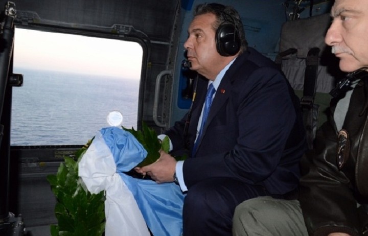 Στεφάνι στη μνήμη των τριών αξιωματικών που έπεσαν στα Ίμια έριξε ο Καμμένος