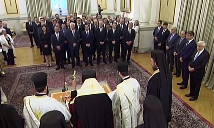 Με αβρότητες η αλλαγή φρουράς στα υπουργεία