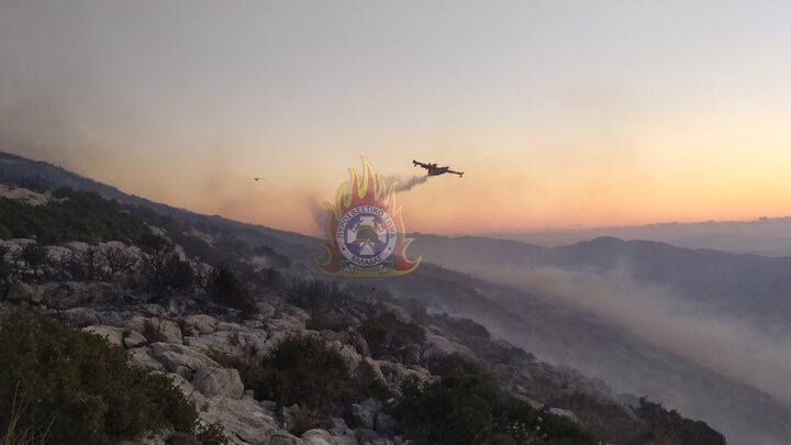 Στιγμιότυπο από την επιχείρηση κατάσβεσης στον Υμηττό