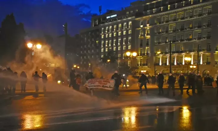 Επεισόδια στο πανεκπαιδευτικό συλλαλητήριο - Έκλεισαν οι δρόμοι στο κέντρο της Αθήνας
