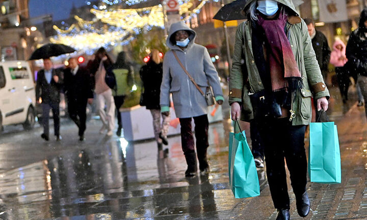 Επιβολή περιορισμών για τα Χριστούγεννα λόγω Όμικρον μελετά η Ευρώπη