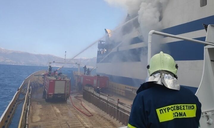 «Euroferry Olympia»: Συνεχίζεται η επιχείρηση απομάκρυνσης των οχημάτων
