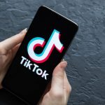 TikTok Shop Ελλάδα - κινητό με την εφαρμογή TikTok