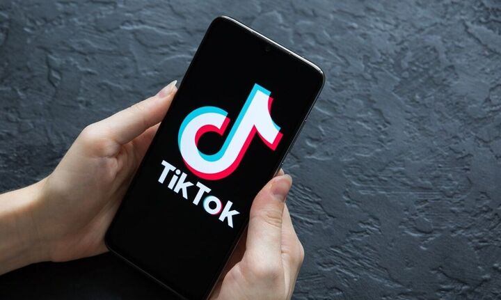 TikTok Shop Ελλάδα - κινητό με την εφαρμογή TikTok