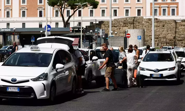 Ιταλία: Η κυβέρνηση σχεδιάζει μέτρα για να αντιμετωπίσει την έλλειψη ταξί