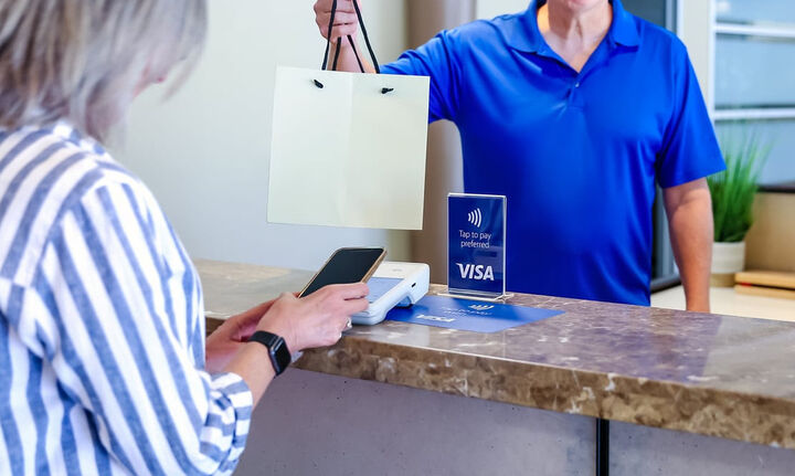 Visa: Οι ψηφιακές πληρωμές ενισχύουν τον κύκλο εργασιών των ελληνικών μικρομεσαίων επιχειρήσεων