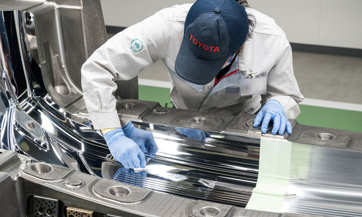 Η μάχη των EV: Η Toyota στοιχηματίζει στη νέα τεχνολογία και την παλιά σχολή