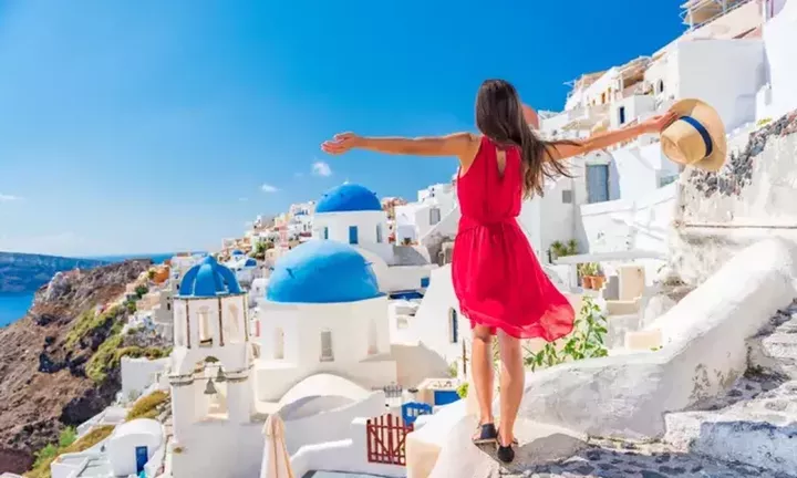 Πάνω από 10,3 δισ. ευρώ οι τουριστικές εισπράξεις στο επτάμηνο - Τι δείχνουν τα στοιχεία της ΤτΕ