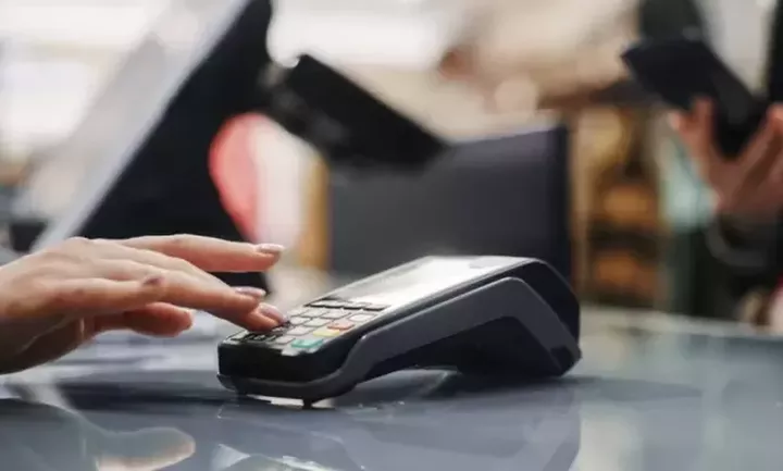Τι αλλάζει για τους ελεύθερους επαγγελματίες από 01/01/2024 - Στόχος τα POS σε όλους τους κλάδους