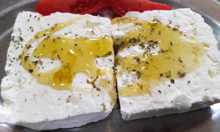 Τα μπλέ τιμολόγια ρεύματος με πράσινους κόκκους και η χρυσή φέτα λαδορίγανη